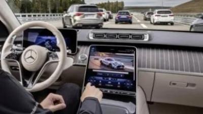 Mercedes prekonal Teslu, jeho autonómne riadenie je v Nemecku realitou.